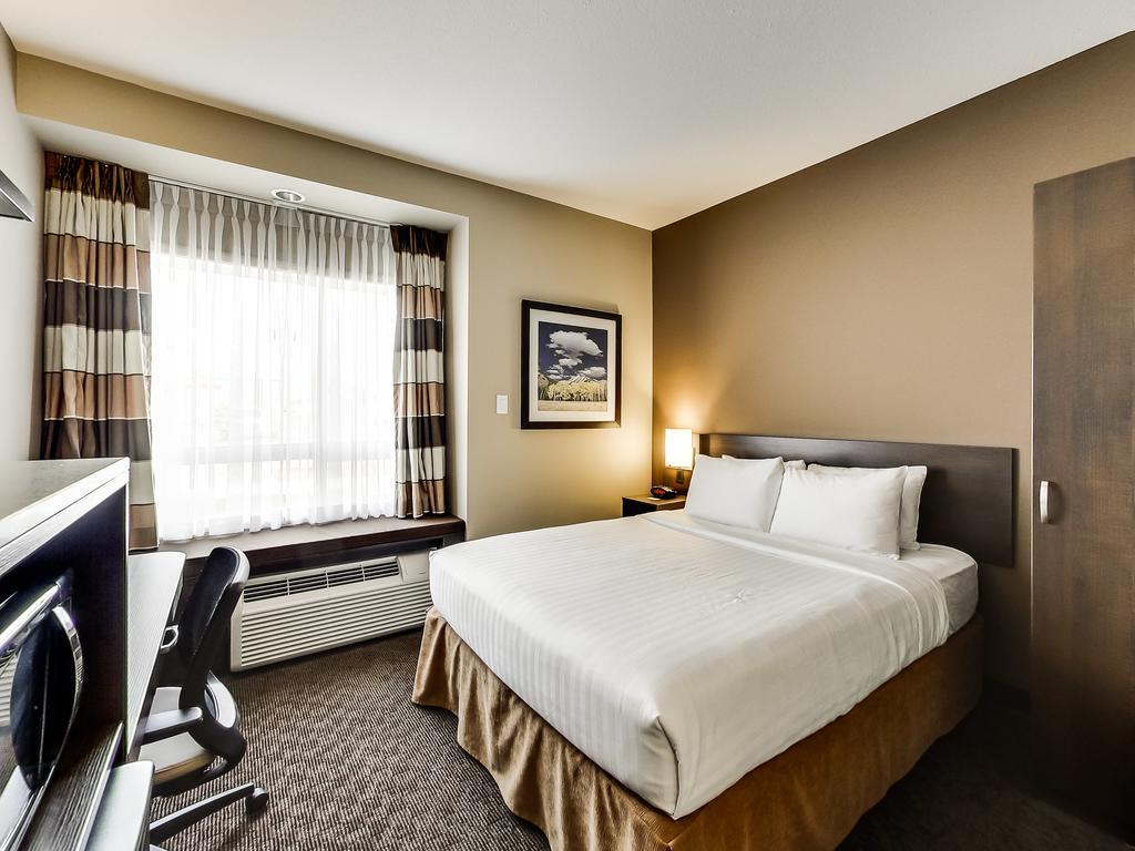 Microtel Inn & Suites By Wyndham Red Deer Penhold Habitación foto